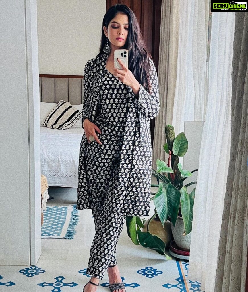 Malavika Mohanan Instagram - hey🐰 Outfit @gulabo_jaipur 💕