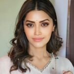 Mamta Mohandas Instagram - Hold me … 🦋🌸 Outfit : @sonajoharofficial Make up : @surya_ishaan