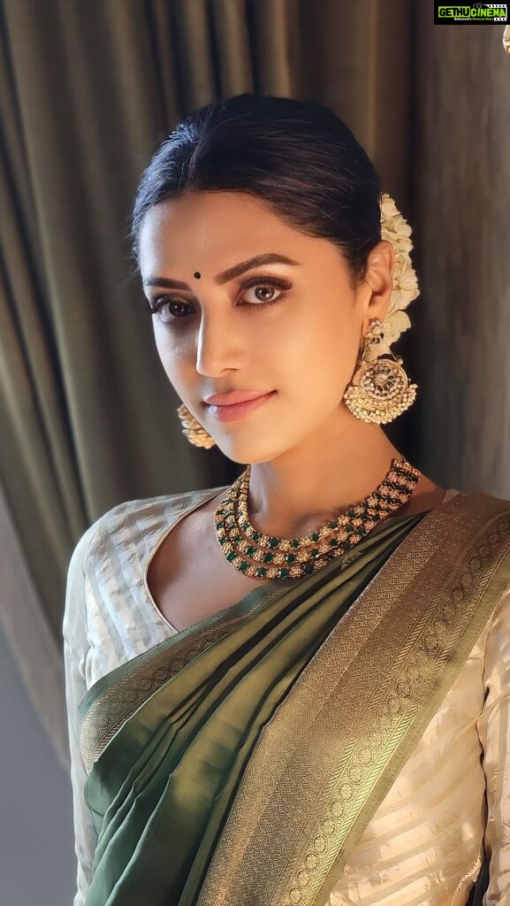 Mamta Mohandas Instagram - Energy goes where focus goes.. And for that, surround yourself with those who are focused only on bringing good energies to you! 😇💚 Outfit : @kalyansarees HMU: @surya_ishaan 🎥 & ✂: @saneshphotography 🪴🌱 #plantingwithfaith #goodenergy #positive #green 🕊 #nature #future