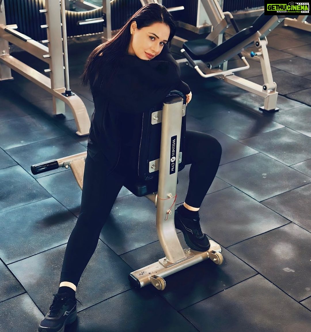 Mandy Takhar Instagram - Good morning β¦β¦. π€ @themakersfitness__ #themakersfitness #mandytakhar #zindagiZindabad - releasing 27th October Photography by @vikas_photographer_ Makeup by @makeupbykajal_sharma Shoot managed by @celebwise.media