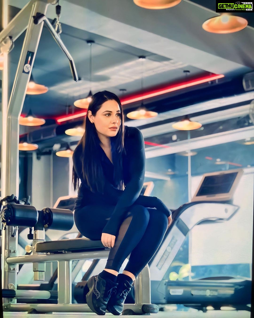 Mandy Takhar Instagram - The best Vibe of the Day @themakersfitness__ 🤍 #themakersfitness Photography @vikas_photographer_ Makeup @makeupbykajal_sharma Shoot managed by @celebwise.media Location @themakersfitness__