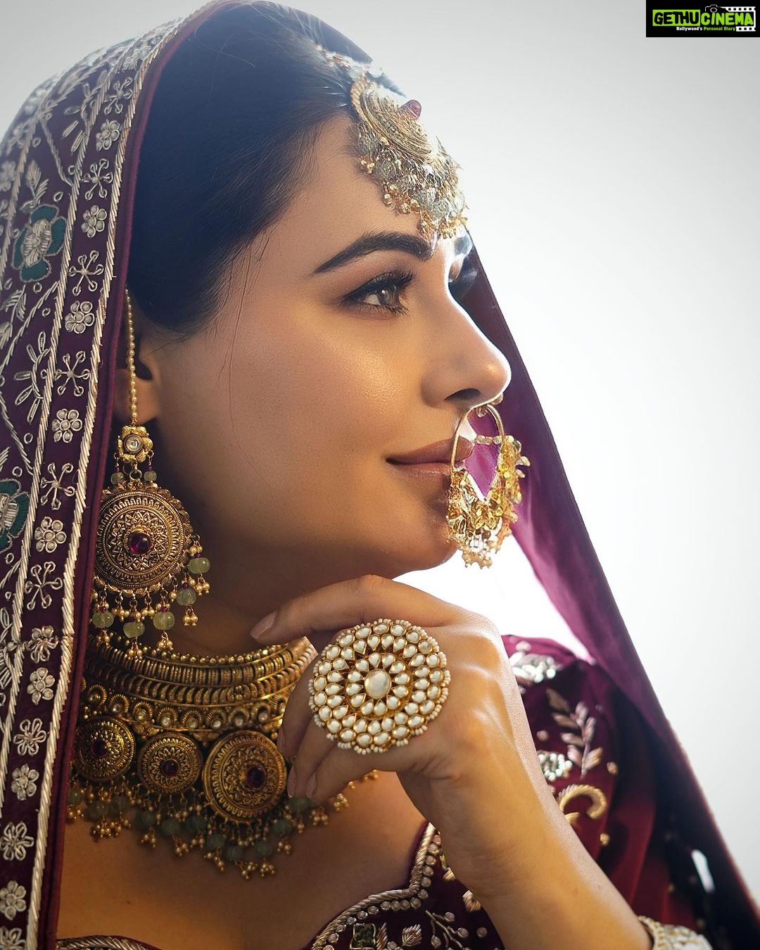 Mandy Takhar Instagram - The Bridal season ❤️ Photography by @vikas_photographer_ MUA by @jassi_makeupartist Jewellery by @rampartap_dharampaul Outfit by @label_baani Location @celebwise.studios Shoot managed by @celebwise.media #bridestobe #bridalmakeup #bridal #mandytakhar