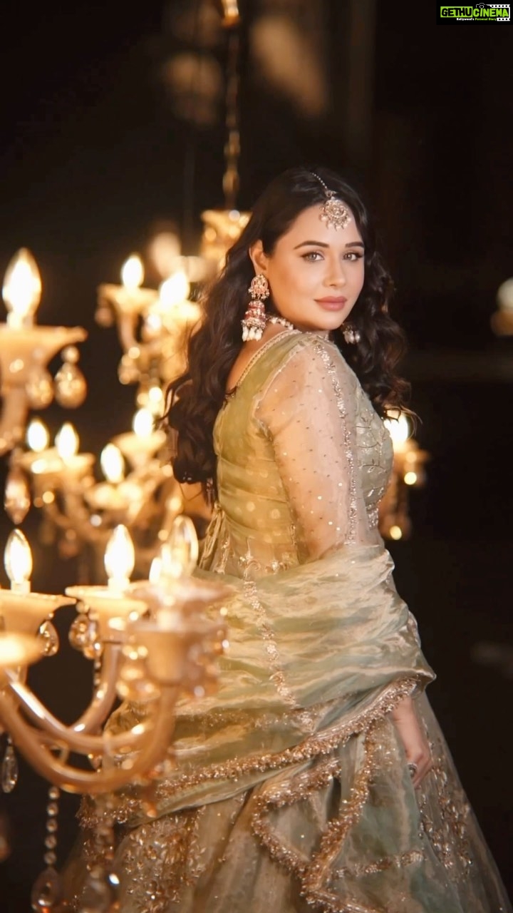 Mandy Takhar Instagram - All things Bridal π Makeup by @shiwanidawar_artistry Outfit by @scarlet_by_shrutijamaal Videography by @deepikasdeepclicks Jewellery by @rubayatofficial #birdetobe #bridal #bridalseason #mandytakhar