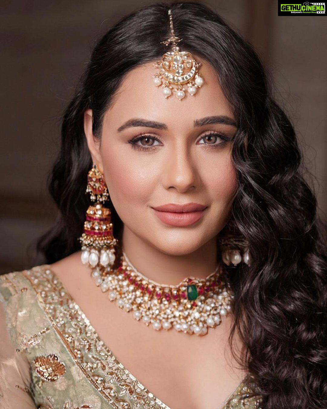 Mandy Takhar Instagram - All things Bridal … 🤍 #Zindagizindabaad #bridestobe #bridalseason Makeup by @shiwanidawar_artistry Photography by @deepikasdeepclicks Outfit by @scarlet_by_shrutijamaal Jewellery by @rubayatofficial