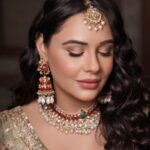 Mandy Takhar Instagram - All things Bridal … 🤍 #Zindagizindabaad #bridestobe #bridalseason Makeup by @shiwanidawar_artistry Photography by @deepikasdeepclicks Outfit by @scarlet_by_shrutijamaal Jewellery by @rubayatofficial