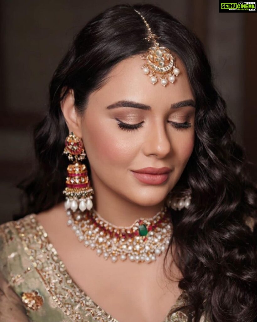 Mandy Takhar Instagram - All things Bridal … 🤍 #Zindagizindabaad #bridestobe #bridalseason Makeup by @shiwanidawar_artistry Photography by @deepikasdeepclicks Outfit by @scarlet_by_shrutijamaal Jewellery by @rubayatofficial