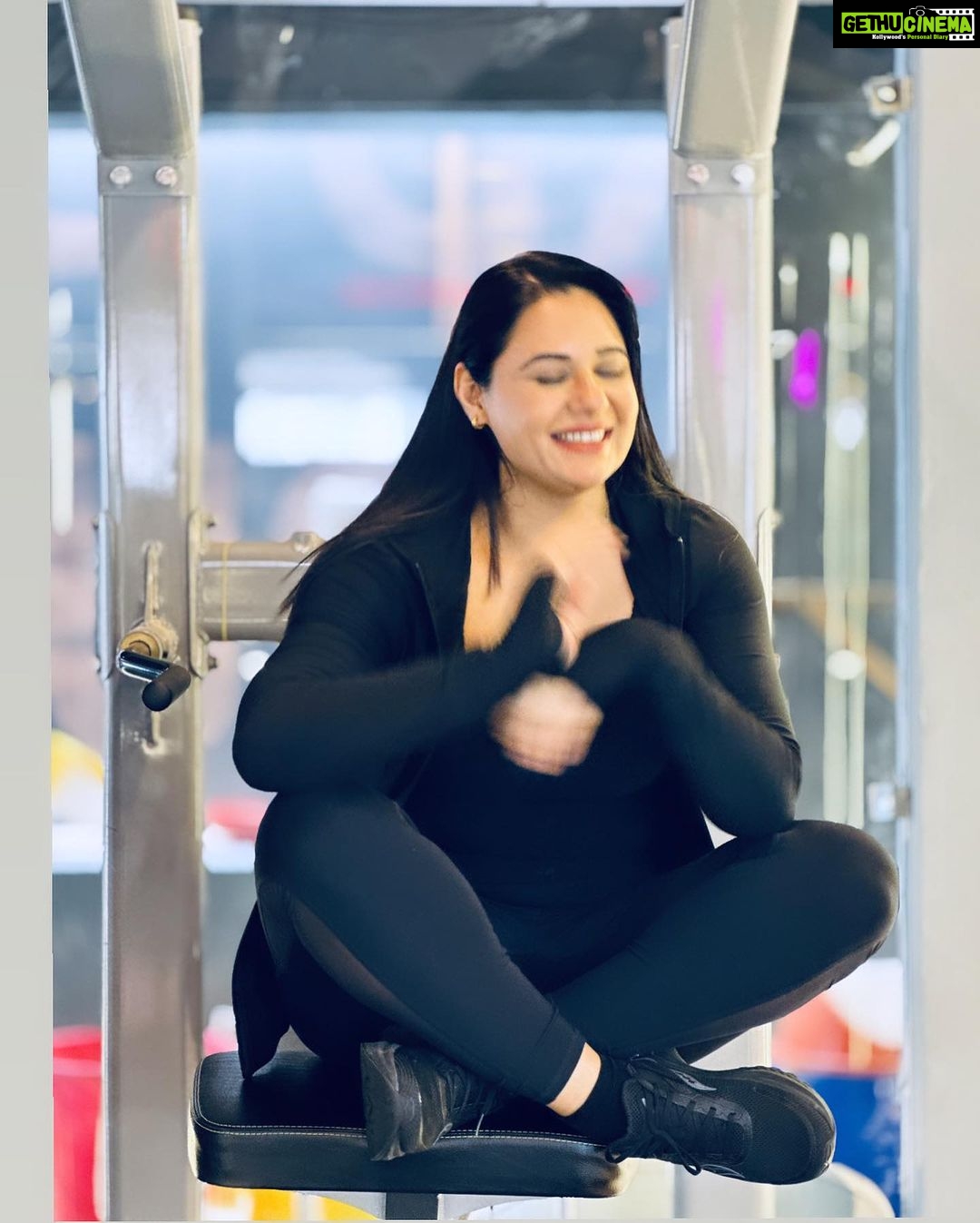 Mandy Takhar Instagram - The best Vibe of the Day @themakersfitness__ 🤍 #themakersfitness Photography @vikas_photographer_ Makeup @makeupbykajal_sharma Shoot managed by @celebwise.media Location @themakersfitness__