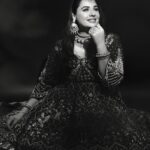 Mandy Takhar Instagram – The Bridal season ❤️
Photography by @vikas_photographer_
MUA by @jassi_makeupartist
Jewellery by @rampartap_dharampaul
Outfit by @label_baani
Location @celebwise.studios
Shoot managed by @celebwise.media
#bridestobe #bridalmakeup #bridal #mandytakhar