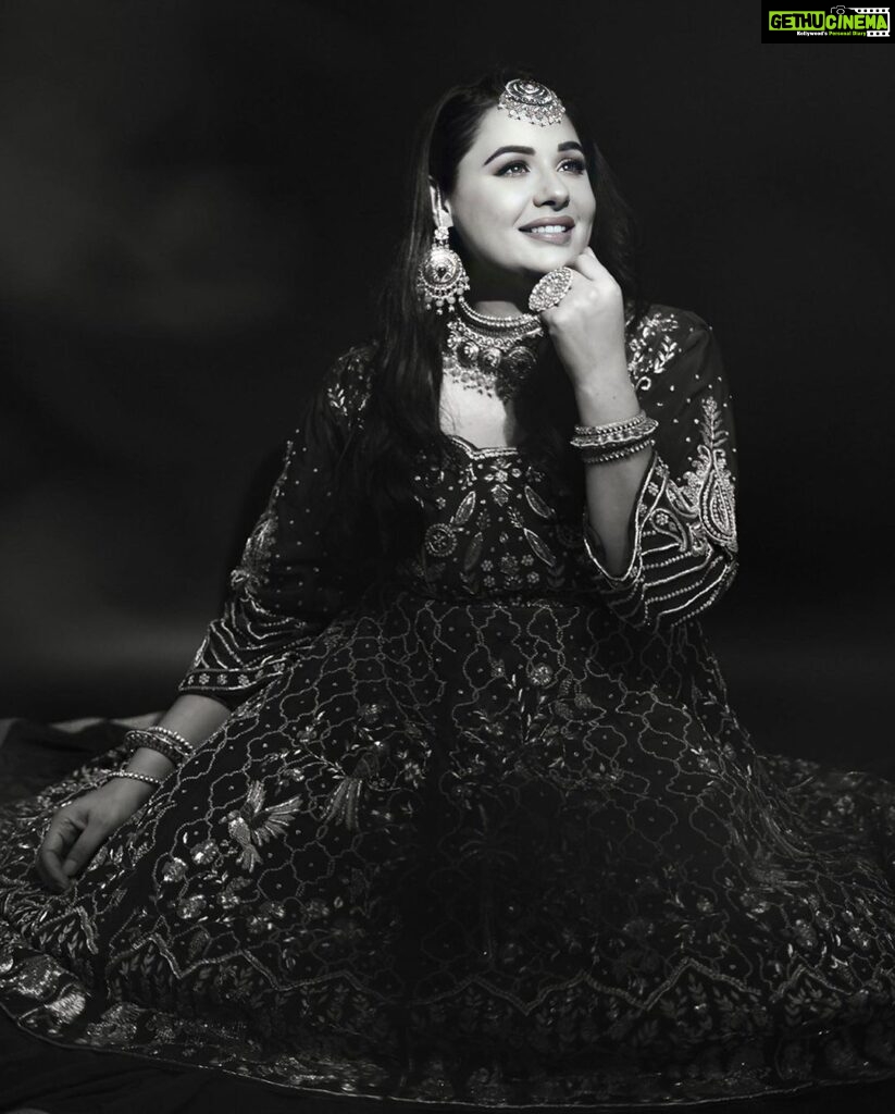 Mandy Takhar Instagram - The Bridal season ❤ Photography by @vikas_photographer_ MUA by @jassi_makeupartist Jewellery by @rampartap_dharampaul Outfit by @label_baani Location @celebwise.studios Shoot managed by @celebwise.media #bridestobe #bridalmakeup #bridal #mandytakhar