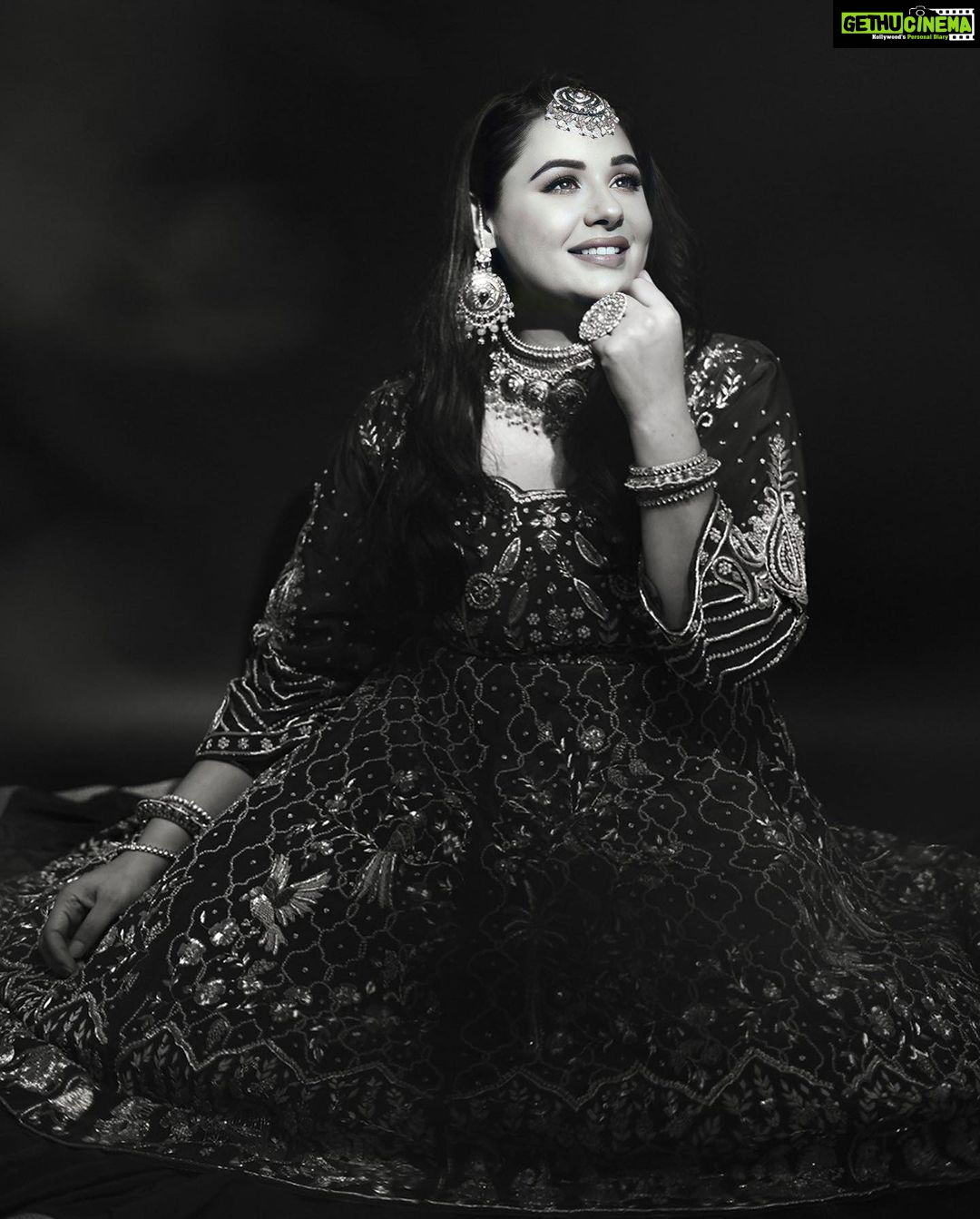 Mandy Takhar Instagram - The Bridal season ❤️ Photography by @vikas_photographer_ MUA by @jassi_makeupartist Jewellery by @rampartap_dharampaul Outfit by @label_baani Location @celebwise.studios Shoot managed by @celebwise.media #bridestobe #bridalmakeup #bridal #mandytakhar