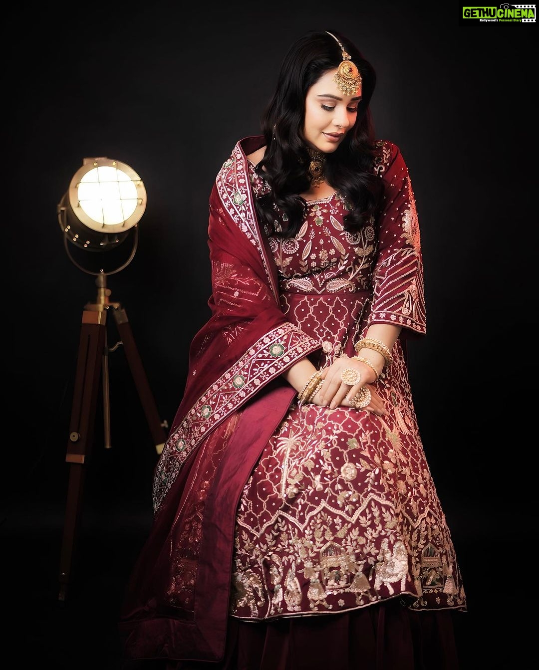 Mandy Takhar Instagram - The Bridal season ❤️ Photography by @vikas_photographer_ MUA by @jassi_makeupartist Jewellery by @rampartap_dharampaul Outfit by @label_baani Location @celebwise.studios Shoot managed by @celebwise.media #bridestobe #bridalmakeup #bridal #mandytakhar