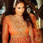Mandy Takhar Instagram – And the Wedding Season begins.. 🧡
So in Love with your new collection @scarlet_by_shrutijamaal 

#bridestobe 

Outfit : @scarlet_by_shrutijamaal 
Makeup : @aman.deo_mua @pinkorchidstudio 
Hair : @hairbyameet 
Jewellery : @rasa_jewels