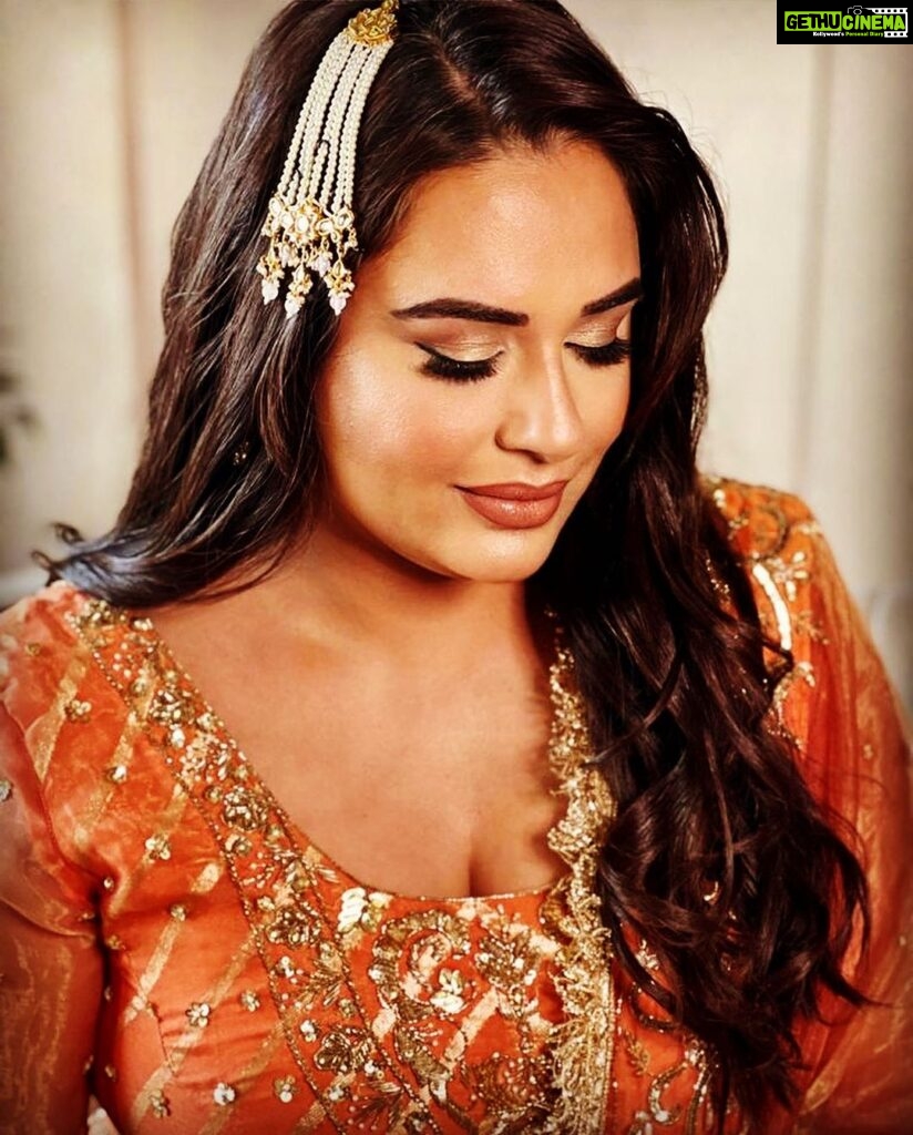 Mandy Takhar Instagram - And the Wedding Season begins.. 🧡 So in Love with your new collection @scarlet_by_shrutijamaal #bridestobe Outfit : @scarlet_by_shrutijamaal Makeup : @aman.deo_mua @pinkorchidstudio Hair : @hairbyameet Jewellery : @rasa_jewels