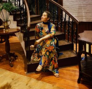 Manisha Koirala Instagram - “जब गोडाहरु अप्ठ्यारोमा हिड्ने बानी हुन्छन् । तब संसारकै हलुका खुट्टाहरु तपाईंका हुनेछन् । र , तपाईं जत्तिसुकै गह्रौ भारी बोकेर पनि आनन्दले हिड्न सक्नु हुनेछ “… loved this quote that I found on net … Wearing Aks Collection ❤️💃🏻