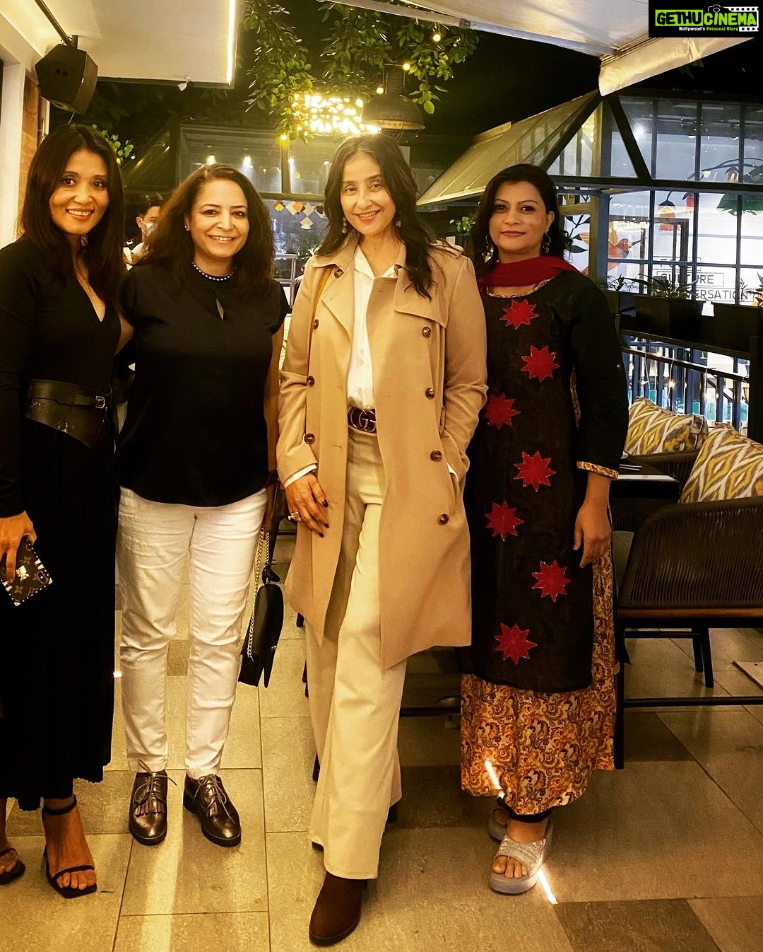 Manisha Koirala Instagram - What is life without good friends!!! My gorgeous n great empathetic doctors !!! #dassainvibes #dassainlagyo #celebration #friendshipgoals Baluwatar, Kathmandu