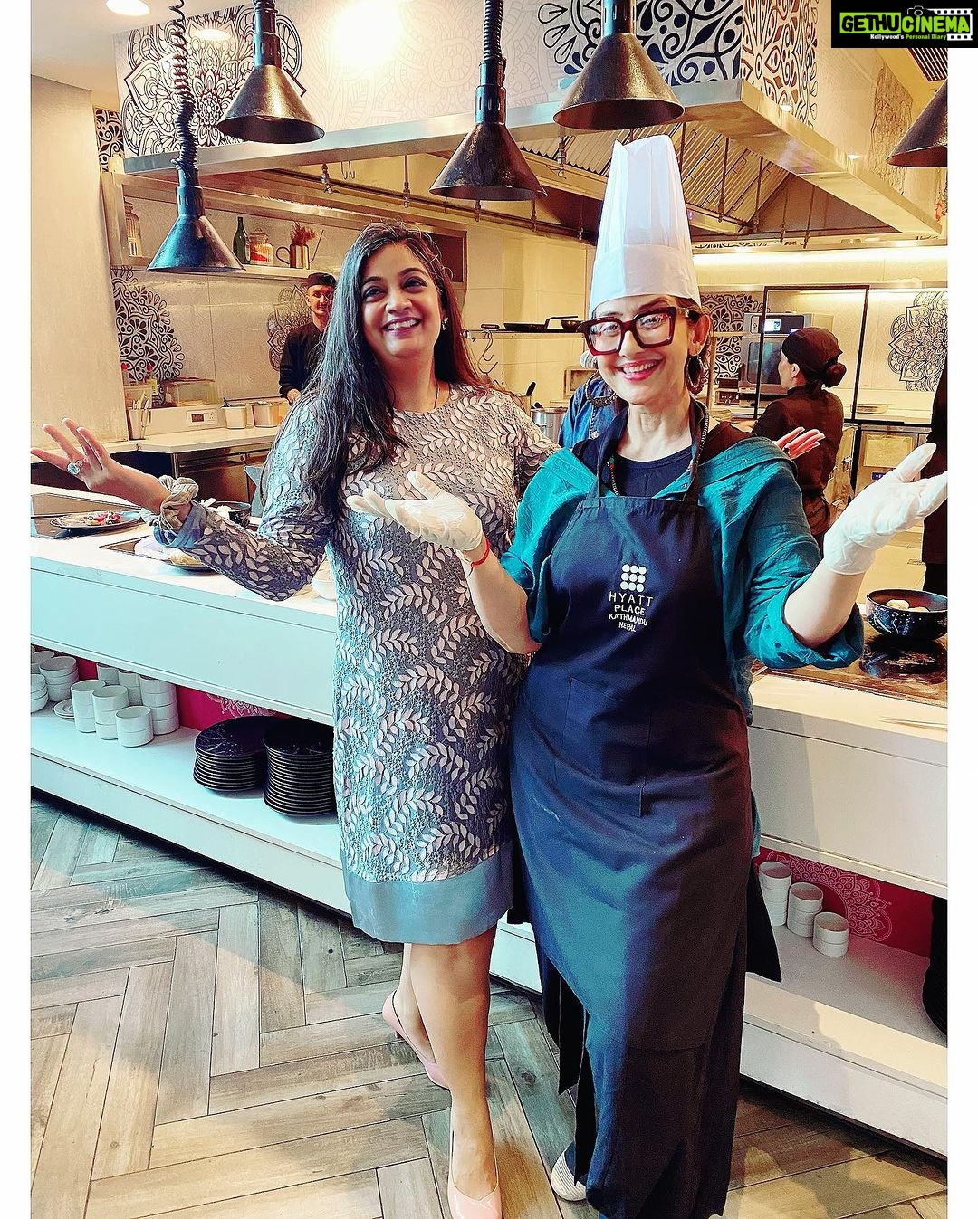 Manisha Koirala Instagram - Fun day trying to learn to cook #spanishfood With family n friends today at @hyattplacektm thnx @tasneemshahani fr organising it so well !! Kathmandu, Nepal