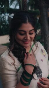 Manjima Mohan Instagram - ഏവര്‍ക്കും എന്റെ ഹൃദയം നിറഞ്ഞ പൊന്നോണാശംസകള്‍ 🌸🌼
Happy Onam 🌸🌼🌺