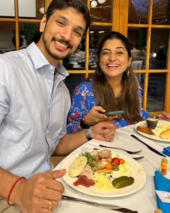 Manjima Mohan Instagram - With my favorite person doing our favorite activity ❤️

📷 @rahulpiljen