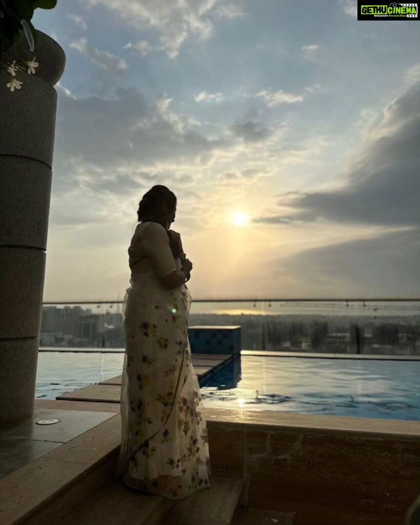 Manjima Mohan Instagram - Always chasing the Sun! 🌞 #BTS 📷 : one and only ❤