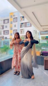 Manjula Paritala Instagram - #latefortrend😜 #stilldidntwanttoleave #with less place and less time , not perfect #badalbarsabijuli☁️🌧