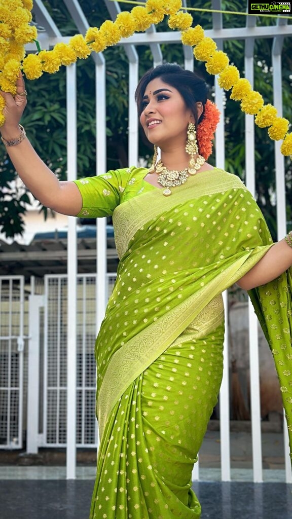 Manjula Paritala Instagram - #allabtnavratri #trendingcolour #colouroftheyear2023 #banaraskhadigeorgetesaree @houseof.raadhya_sarees