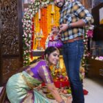 Manjula Paritala Instagram – #Happy many more anniversaries GANDA(Moguda) 🥰❤️ #whenever I touch his feet , automatically big smile comes frm his face… this pic has captured that special smile. so this pic is always big memory for me. That’s y sharing this pic on this special day ❤️