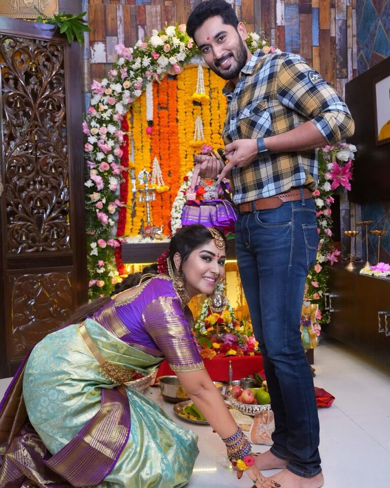 Manjula Paritala Instagram - #Happy many more anniversaries GANDA(Moguda) 🥰❤️ #whenever I touch his feet , automatically big smile comes frm his face… this pic has captured that special smile. so this pic is always big memory for me. That’s y sharing this pic on this special day ❤️