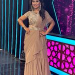 Manjula Paritala Instagram - #shot at 3am #shotby ma ayina @nirupamparitala #reelspichi🙈🙈 #sohadtodoalone🙁 #howzit #gameshow #staytuned #notramaiyavastavaiya #customiseddress @varna_designer_studio