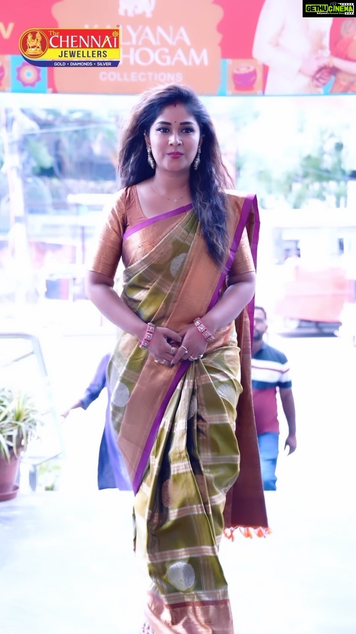 Manjula Paritala Instagram - Hello Karimnagar..! Last 20 years ga mana kutumbam vedukallo santoshaalni rettimpu chesthunna mana #ChennaiShoppingMall ippudu mana Karimnagar loki vacchesthundhi. 60 vela (aravai vela) adugula athi peddha shopping mall, munupennadu erugani crazy shopping experience. Lekkaku minchi trending designs tho maguvalu mecche gold and diamonds tho paatu Karimnagar lo motta modhati saari 92.5 silver jewellery. Athi thakkuva dharalake ivvadam kaakunda market lo inthaku mundhu, ika pai evvaru ivvani 70% exchange value ni andhisthunnaaru. and Gold VA paina flat 50% off and diamond kevalam karat 56000 ke andistunnaru. October 2nd na mana cine thaarala che ghananga praarambham kaanundhi. Nenu vasthunnaanu. Meeru kuda randi. Kalisi shopping cheddhaam. Don’t miss it! @thechennaisilverjewellery . . Brand managed by @strikersinsta