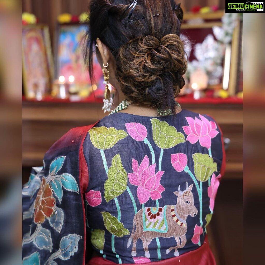 Manjula Paritala Instagram - #navratrispecial #maggamwork #threadwork #tussersilk #blousework @saanvis1 . . . #fullvideoonyoutube #linkinbio #manjulanirupam #navratricelebrations