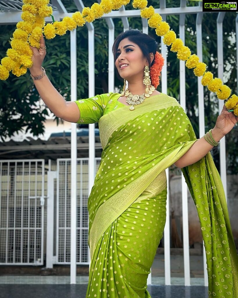 Manjula Paritala Instagram - #trendingcolour #inlove💚💚 #banaraskhadigeorgetesaree #saree @houseof.raadhya_sarees