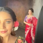 Mansi Srivastava Instagram – Very late to Paneer mera Lasan tera trend 😅🙈

Nautanki partner  @parullchaudhry 💙

Wearing @kharazari 😇
Makeup by @santosh_makeupartist 
Hair @fatimashaikhhairstylist
@hairstyles._official