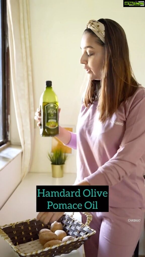 Mansi Srivastava Instagram - When it comes to my health and cravings, @hamdardfoods Olive Pomace Oil is a game-changer. Its heart-healthy properties and antioxidant benefits make it an essential part of my everyday kitchen routine. It’s not only lighter and tastier but cholesterol free. Who knew one ingredient could make such a difference? Order Now Big Basket | Blinkit | Amazon | Flipkart #Hamdard #HamdardOlivePomaceOil #HealthKaVaada #IndianCooking #Rasoi #EdidbleOIl #FryingOil #NonStickyOil #HealthyOil #HealthyFood #PomaceOil #OliveOil #Healthy #Lifestyle #HealthyFood #Omega3 #Olive #Light #Antioxidants #VitaminE #VitaminK #HealthyLiving #Tasty #CookingOil #Oil #guiltfreefood