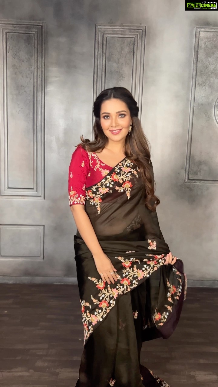Mansi Srivastava Instagram - Smooth operator πΆπΆπΆ Wearing @kharazari π By @inehapahuja @heycaveman Making me so Smooth team : @santosh_makeupartist @fatimashaikhhairstylist @hairstyles._official Vc : @mumtaz_shaikh_official πΉ