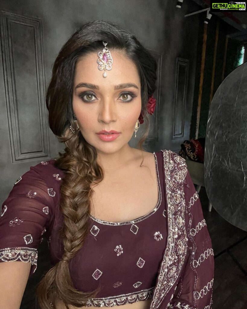 Mansi Srivastava Instagram - Makeup and Roses 🌹 For @kharazari Glam Team : @santosh_makeupartist @fatimashaikhhairstylist @hairstyles._official