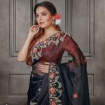 Mansi Srivastava Instagram - Twinkle twinkle little star Make love like war 🌹 Wearing @kharazari 📸 @vatsal_shethia_photography