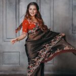 Mansi Srivastava Instagram - Twinkle twinkle little star Make love like war 🌹 Wearing @kharazari 📸 @vatsal_shethia_photography