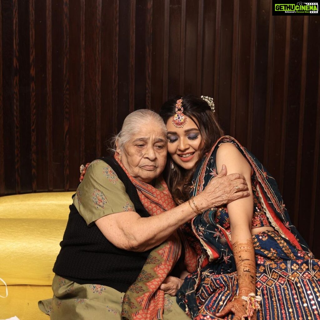 Mansi Srivastava Instagram - Happy 88th to my dearest Grandma 👵 Daadiji ❤️ #throwback to the time when she saw me and got emotional at my #mehendi function during my wedding and then as soon as the ladke waaley came she controlled her emotions and said Namastey to them 💙 Her sharp memory and interesting stories of her time always makes me smile 😃 even if she talks strictly sometimes 💜 i think thats her love 💝
