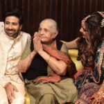 Mansi Srivastava Instagram – Happy 88th to my dearest Grandma 👵 
Daadiji ❤️

#throwback to the time when she saw me and got emotional at my #mehendi function during my wedding  and then as soon as the ladke waaley came she controlled her emotions and said Namastey to them 💙 

Her sharp memory and interesting stories of her time always makes me smile 😃 even if she talks strictly sometimes 💜 i think thats her love 💝