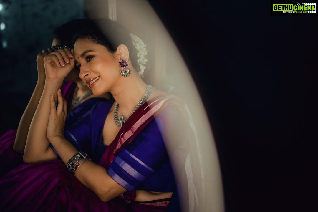 Manvita Kamath Instagram - 💜💜💜 . . . . @suta_bombay @vasukikarkone @vasukikarkone @maayakriya @makeover_by_surabhi . . #purple #saree #sareelove #trending #instagood #regrann