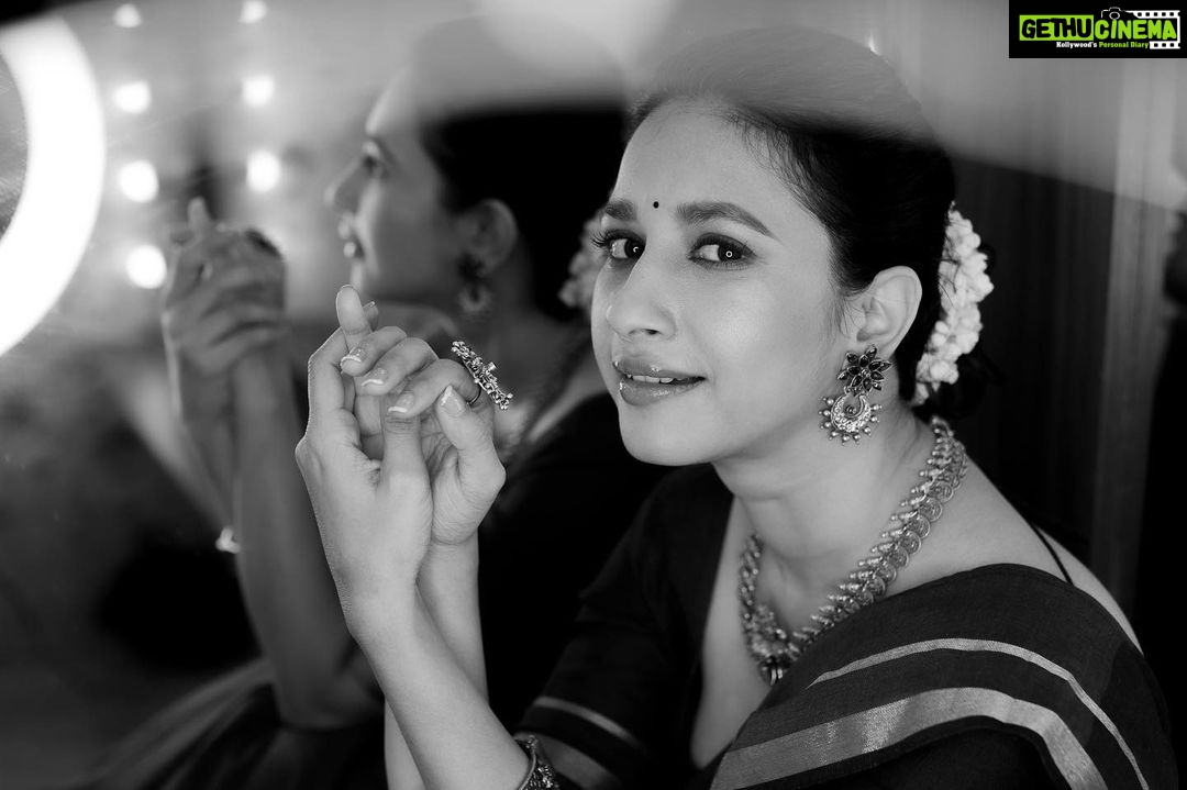 Manvita Kamath Instagram - Nothing better than seeing this beautiful world in monochrome!! π§Ώπ . . . @suta_bombay @vasukikarkone @stilerush_by_varshinijanakiram @makeover_by_surabhi @maayakriya . . #blackandwhite #instagood #iykyk #reach #saree #monochromatic #photooftheday #trend