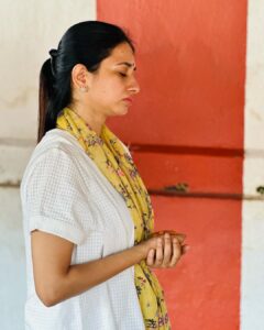 Manvita Kamath Instagram - I buried my mother
in the ocean.
Since then, the birds
clean and comb,while securely placing her favourite Mangalore Jasmine in her hair every morning
and waves pull the blanket up to her chin , stars planting kisses on her forehead 
every night.

I cannot complete this poem,amma.. feels empty without you… I hope you find comfort and peace in the other side of the world 🙏