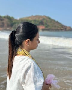 Manvita Kamath Instagram - I buried my mother
in the ocean.
Since then, the birds
clean and comb,while securely placing her favourite Mangalore Jasmine in her hair every morning
and waves pull the blanket up to her chin , stars planting kisses on her forehead 
every night.

I cannot complete this poem,amma.. feels empty without you… I hope you find comfort and peace in the other side of the world 🙏