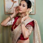 Manvita Kamath Instagram - The gold borders of the Banaras red lehenga add a touch of opulence and grandeur to the traditional attire. ✨👑 #BanarasBeauty #silk . . @amrapalijewels @memsahibbyshachinaheggar @gonative.in @gurumakeupart @classycaptures_official
