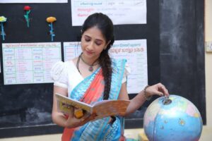 Manvita Kamath Instagram - Go check the last picture to see how my physics teacher has responded to these pictures 😜😜
.
.
Wearing my mom’s saree with this cute Blouse by @suta_bombay styled by @varshini_janakiram 
Jewellery by @beadedtreasuresjewelry ! 
Photography: Namma Still Anna 😎