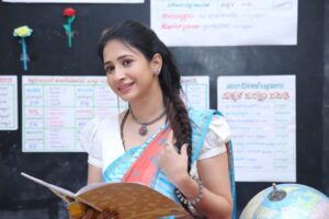 Manvita Kamath Instagram - Go check the last picture to see how my physics teacher has responded to these pictures 😜😜
.
.
Wearing my mom’s saree with this cute Blouse by @suta_bombay styled by @varshini_janakiram 
Jewellery by @beadedtreasuresjewelry ! 
Photography: Namma Still Anna 😎