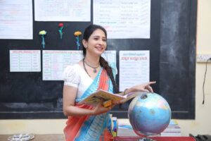 Manvita Kamath Instagram - Go check the last picture to see how my physics teacher has responded to these pictures 😜😜
.
.
Wearing my mom’s saree with this cute Blouse by @suta_bombay styled by @varshini_janakiram 
Jewellery by @beadedtreasuresjewelry ! 
Photography: Namma Still Anna 😎