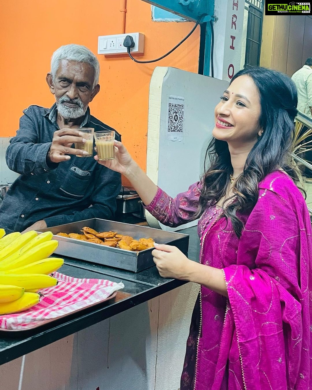 Manvita Kamath Instagram - Some Chai-coffee and political debate with our Ramdas anna ☕️!! . . Wearing @tara_c_tara Mua @makeoverby_rekha_karthik_