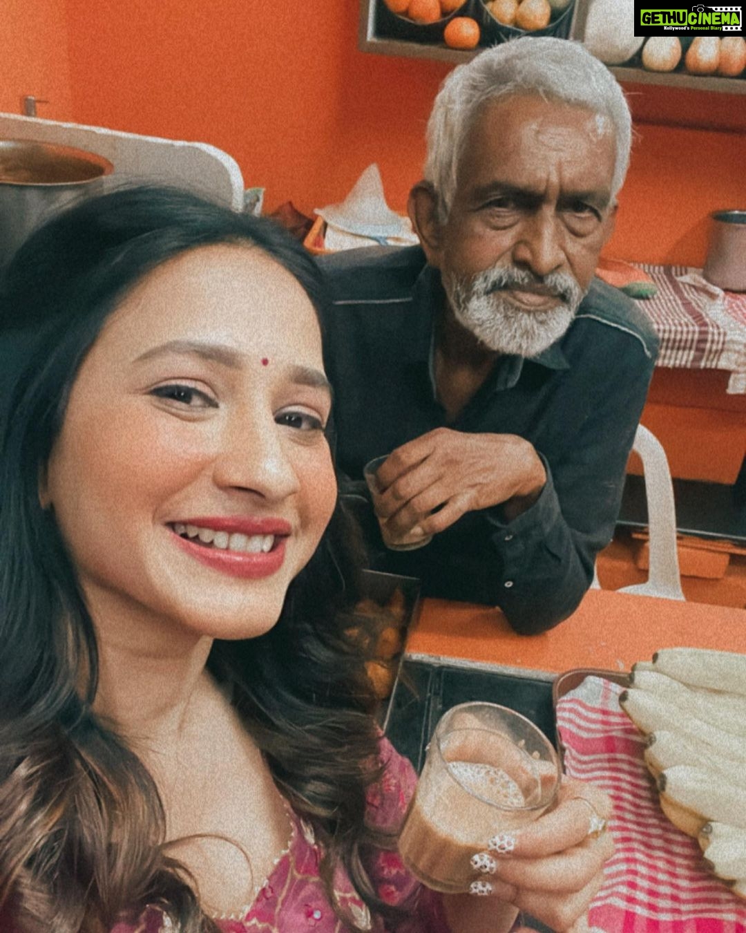 Manvita Kamath Instagram - Some Chai-coffee and political debate with our Ramdas anna ☕️!! . . Wearing @tara_c_tara Mua @makeoverby_rekha_karthik_