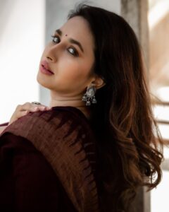 Manvita Kamath Instagram - 🍂🍂🧿🧿
.
.
.
@vasukikarkone 
@stilerush_by_varshinijanakiram 
@charny_mashi 
@makeover_by_surabhi 
@kosh.retreat 
@utkalajewels 
@maayakriya